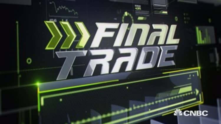 Fast Money Final Trade: WMT, AEO, GDX and more 