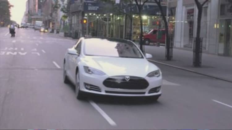 Tesla cars can now park themselves