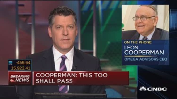 Cooperman: Economy looks like it's hanging in 