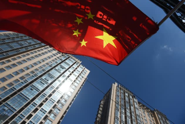 Premium: China, la vivienda, la bandera china, vuela sobre los edificios de apartamentos 150811 
