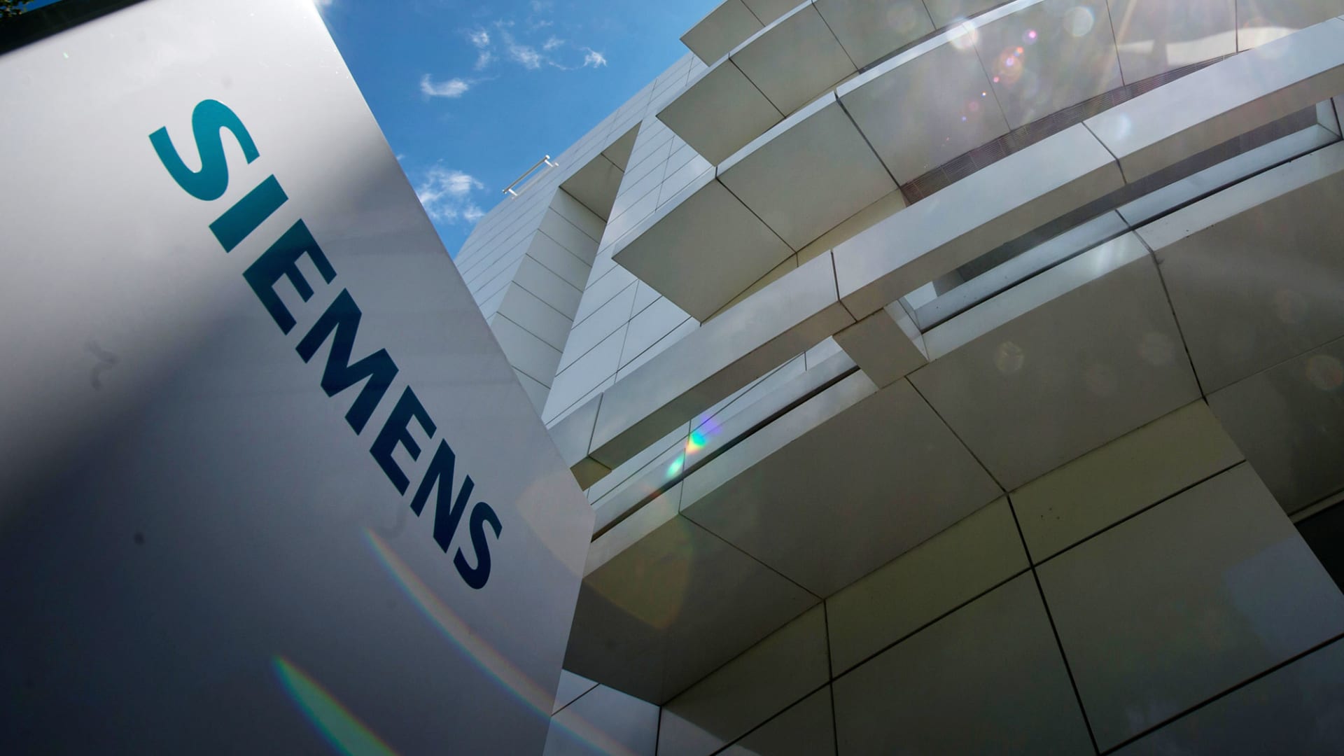 Siemens Beats Revenue Forecasts Say Sales Growth Will Slow in 2024