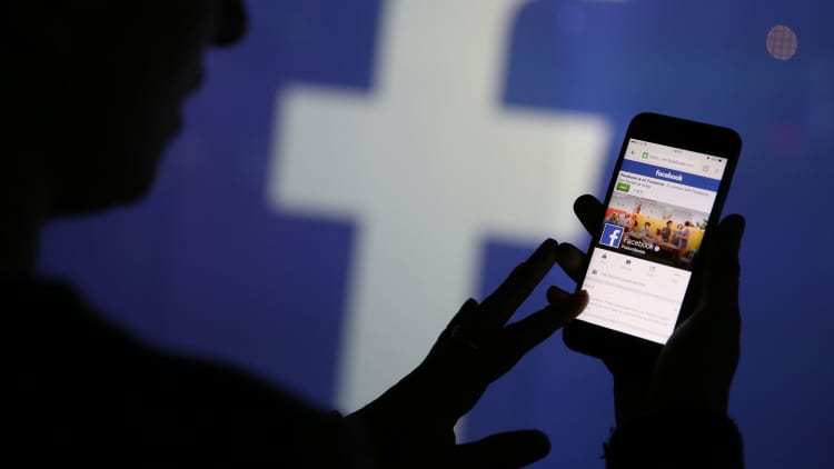 Facebook looks to expand video platform say sources