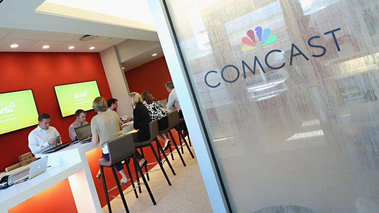 Comcast beats Street, announces 2-for-1 stock split