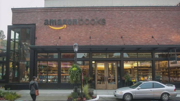 Amazon to open hundreds of bookstores