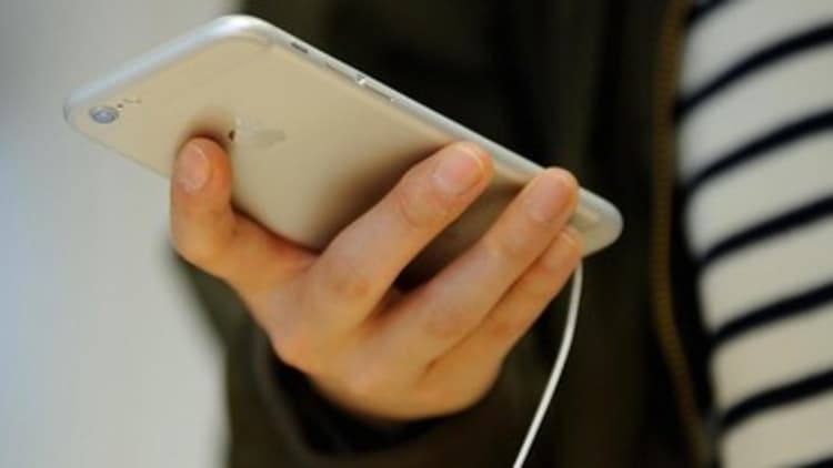 Apple told to help FBI hack killer's phone
