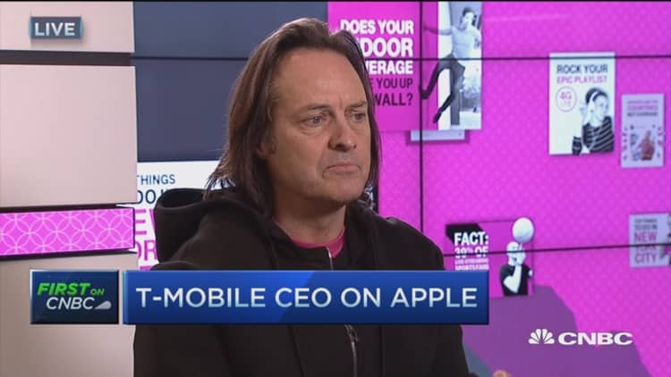 T-Mobile's Legere: Tim Cook in really difficult spot