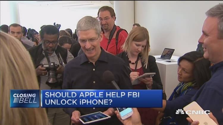 Fmr Apple exec: Tim Cook is absolutely correct