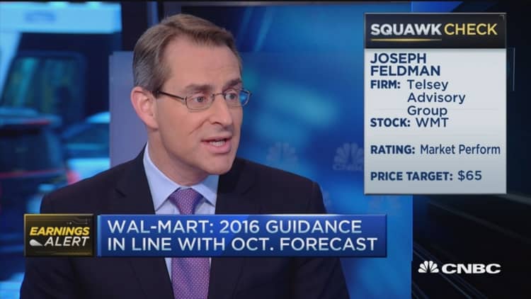 Wal-Mart posts mixed quarter, raises dividend 