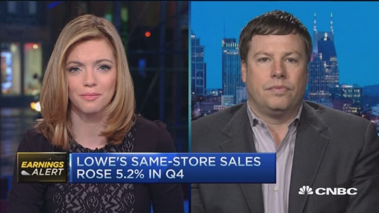 Lowe's beats on revenues, matches earnings estimates