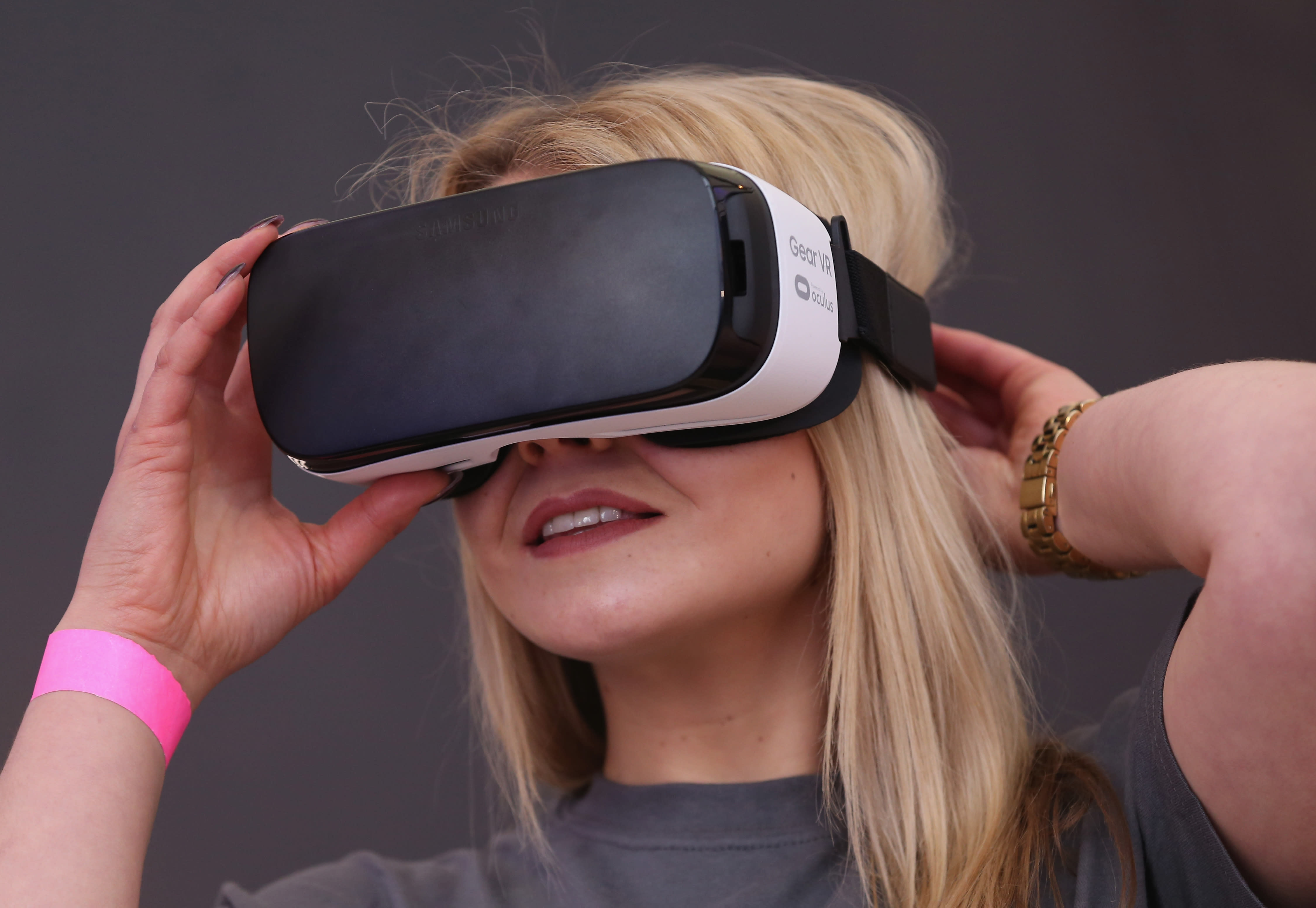 Samsung vr oculus. Samsung Gear VR Oculus. VR картинки. Gear VR другой телефон. Gear VR mi 9.