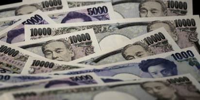 Virus panic sends yen to seven-week high against dollar