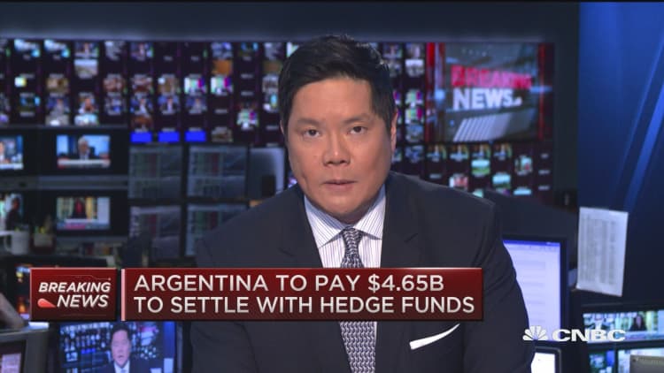 Argentina settles 15-year battle with hedge funds