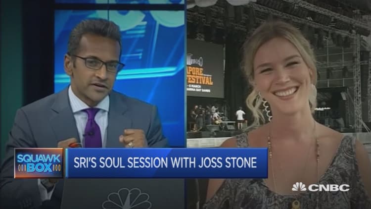 Joss Stone livens up CNBC