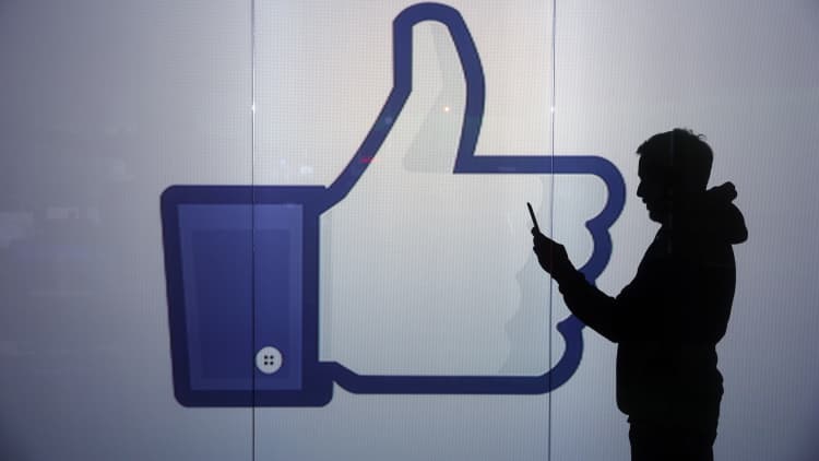 Facebook controversy over 'censoring' trending topics