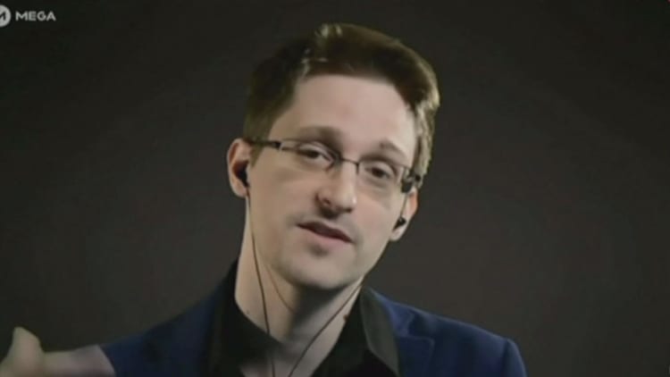 Snowden calls out FBI on Apple order