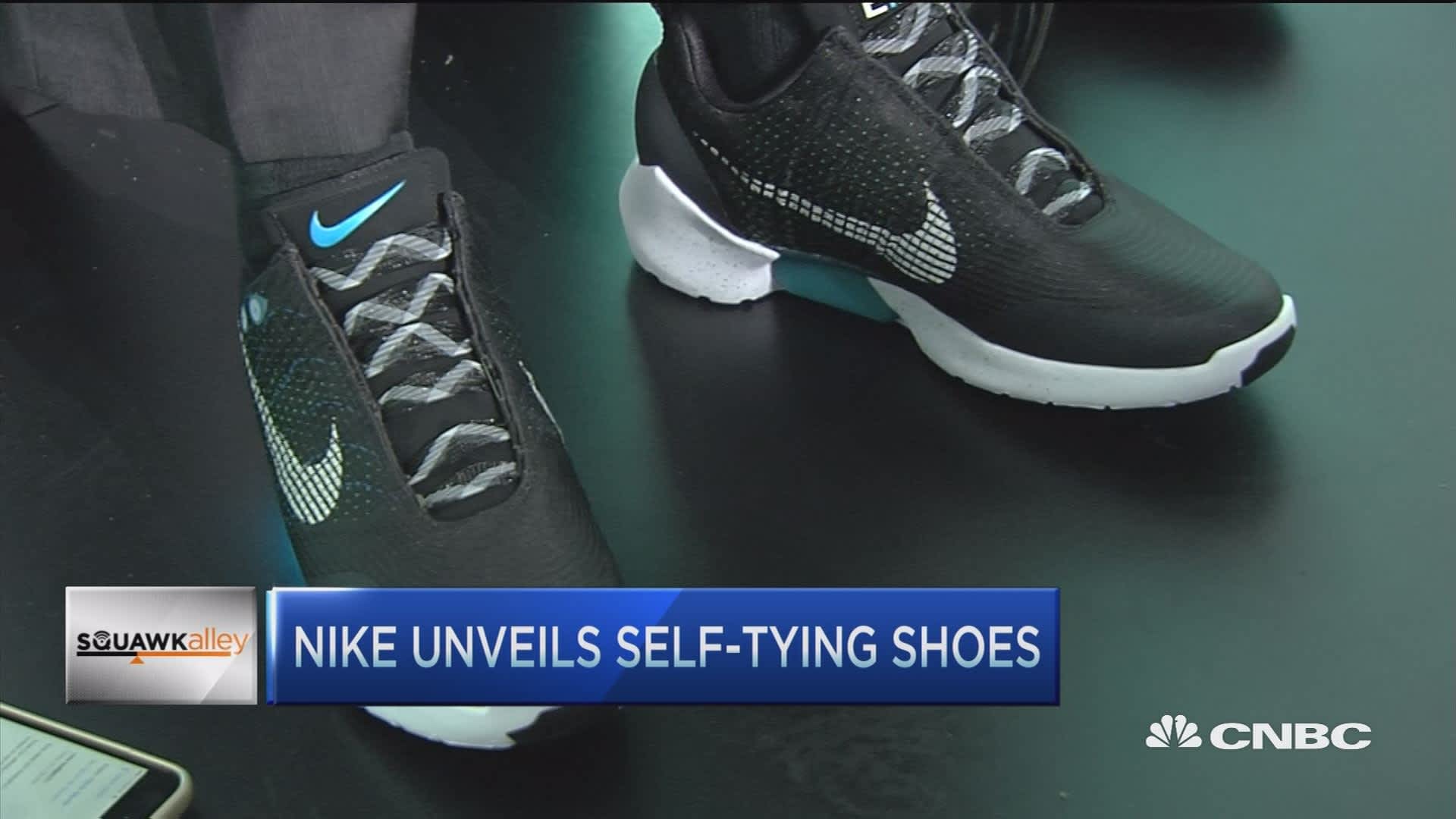 nike shoes tie by themselves