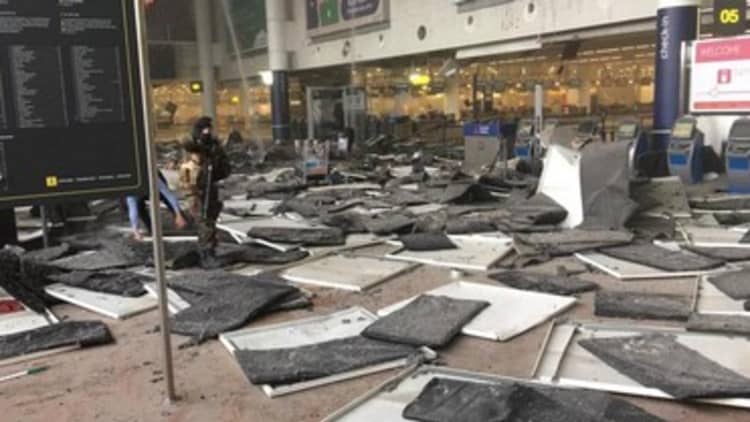 Brussels airport & metro stations closed after explosions