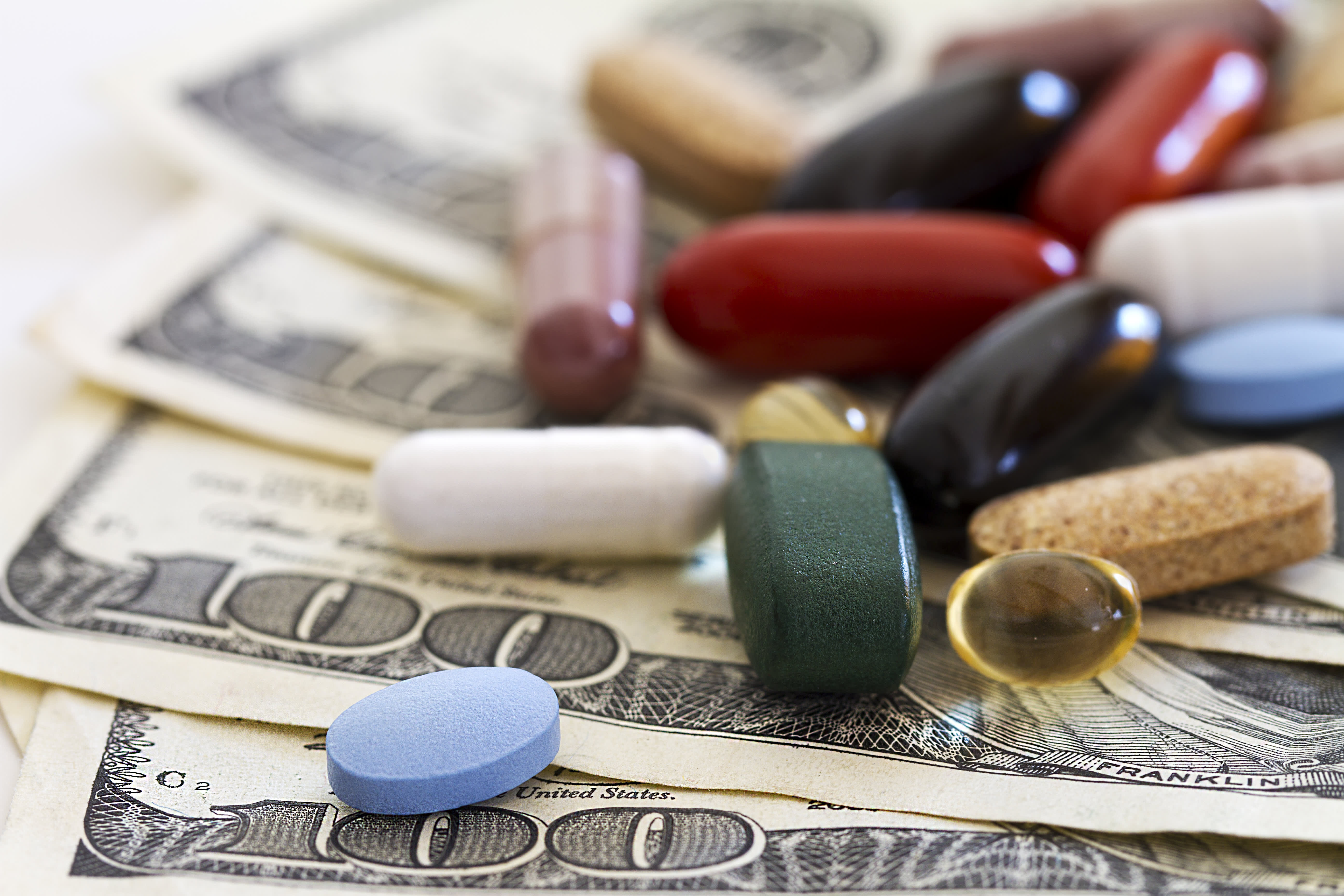 Лекарства продляющие жизнь. Лекарства. Медикаменты деньги. Экономия на лекарствах. Затраты на лекарства.