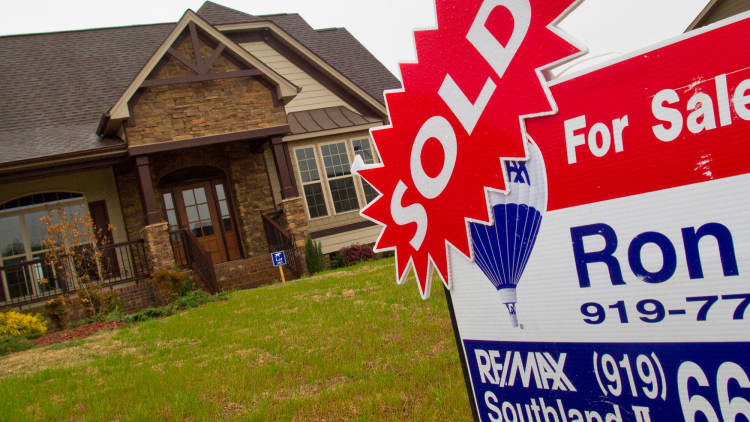 Mortgage applications surge as rates continue to drop