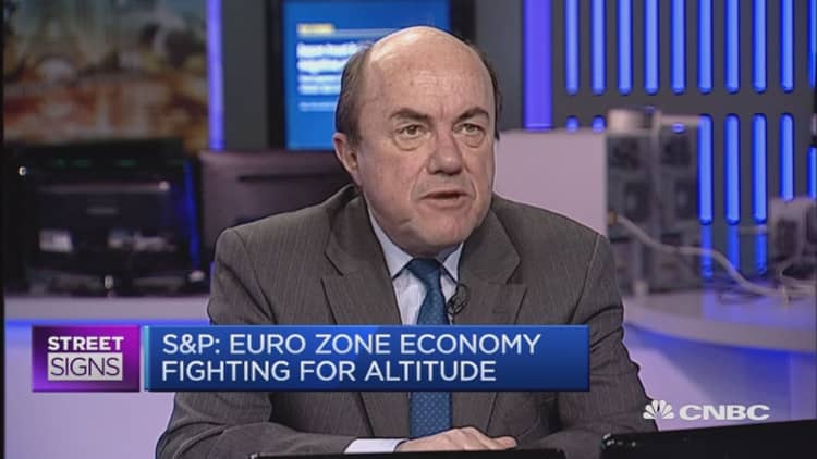 Euro zone economy fighting for altitude: S&P