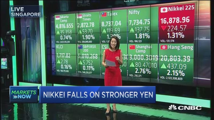 Nikkei falls on stronger yen