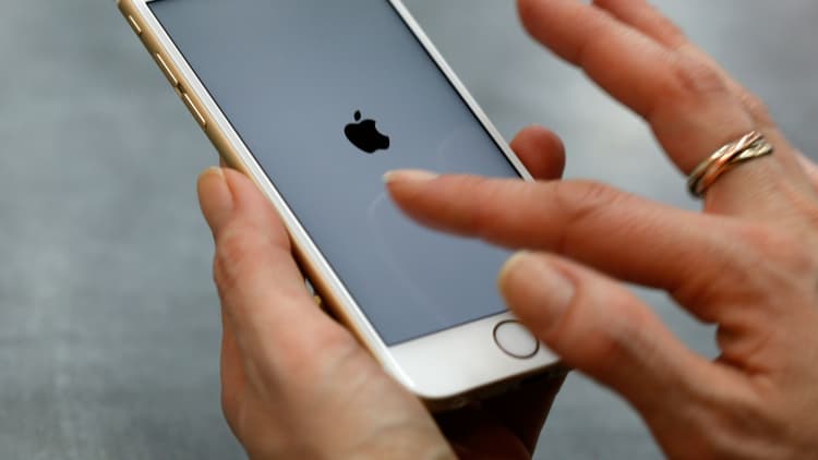 Apple earnings: All eyes still on iPhones