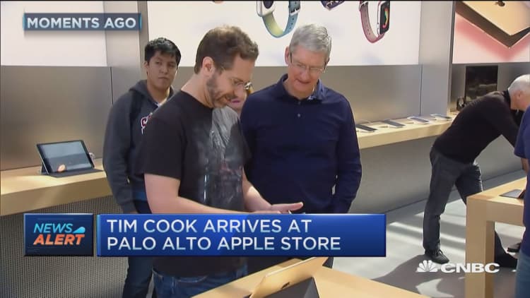 Tim Cook arrives at Palo Alto Apple Store