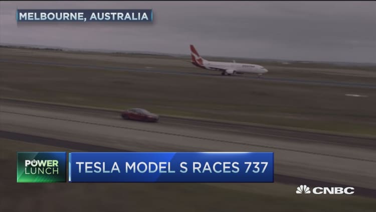 Tesla Model S races against Boeing 737