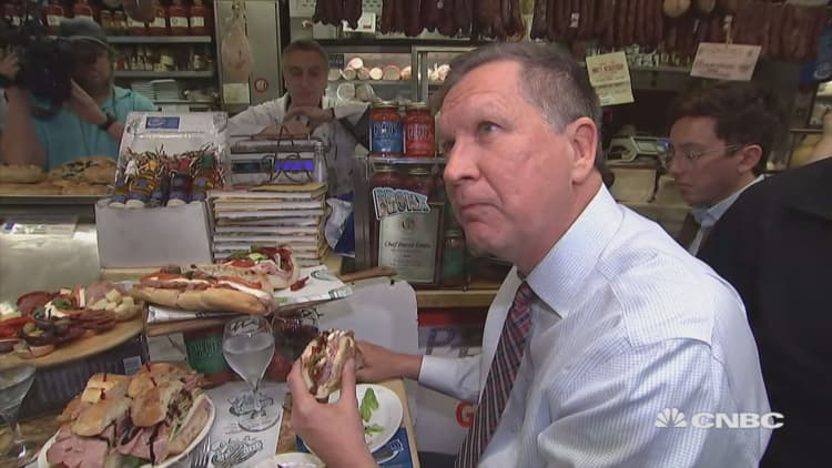 Kasich wines and dines at Bronx deli