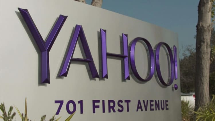 Yahoo pushes back deadline for bids