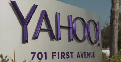 Yahoo pushes back deadline for bids