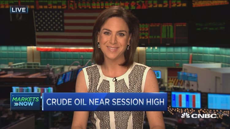 Crude oil tops $40
