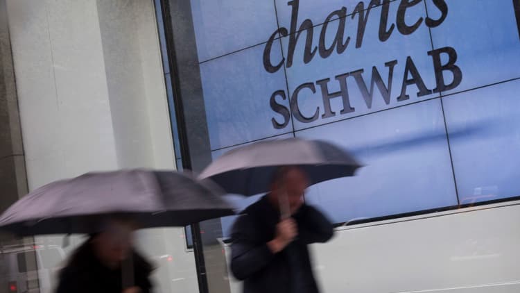Schwab eliminates stock, ETF and options commissions