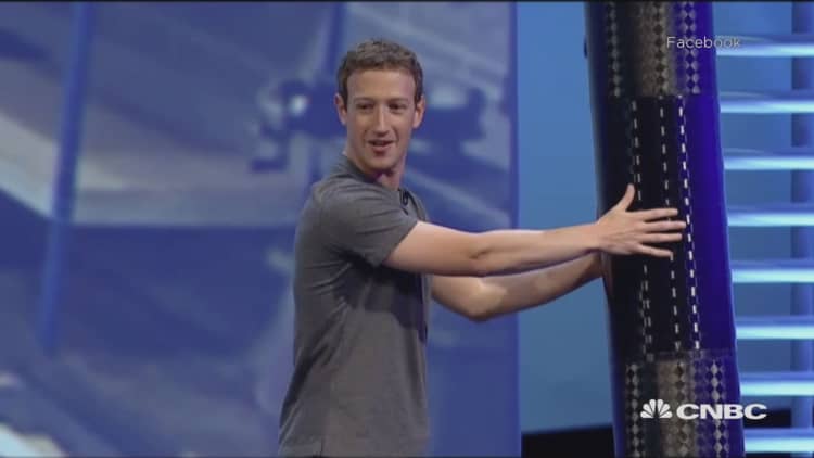 Zuckerberg shows off solar-powered plane