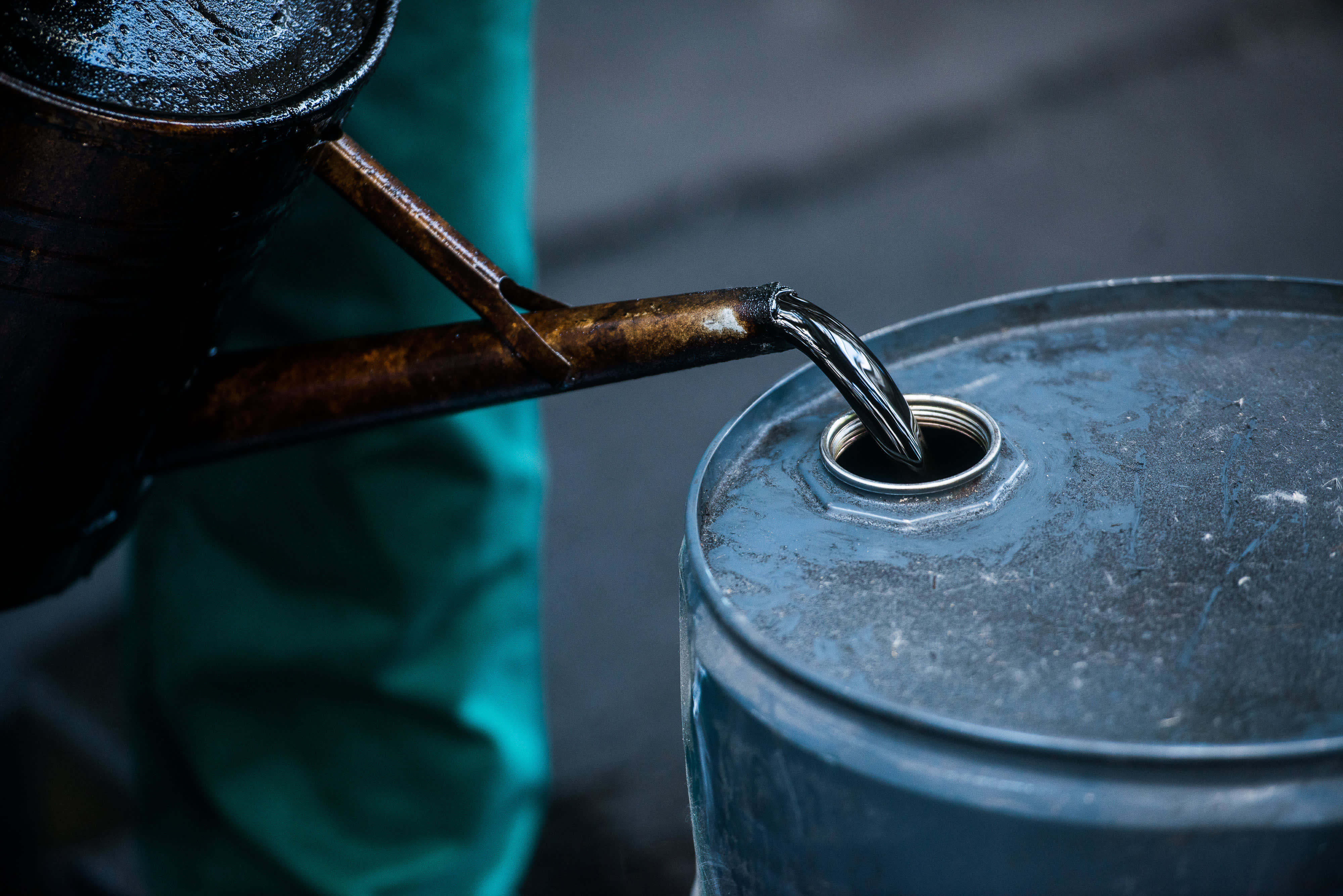 Brent crude futures snap three-day rally in thin trade