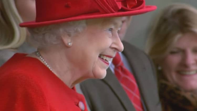Queen Elizabeth seeks royal tweeter