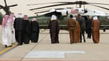 President Barack Obama walks toward Marine One upon his arrival at King Khalid International Airport for a summit meeting in Riyadh, Saudi Arabia April 20, 2016.