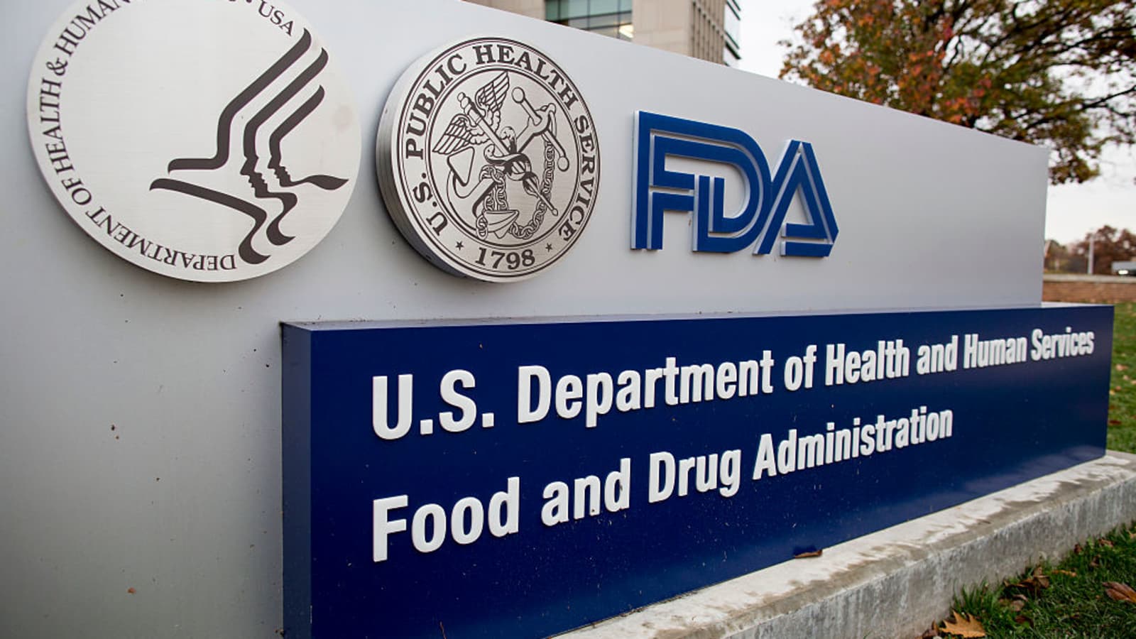 Two senior FDA vaccine regulators are stepping down