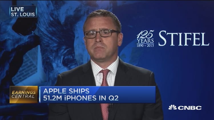 Apple shares plunge on miss 