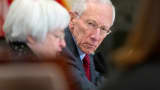 Stanley Fischer listens as Janet Yellen, left, speaks at a Board of Governors meeting.