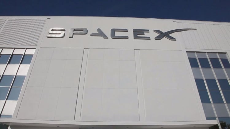 SpaceX is shooting for Mars in 2 years