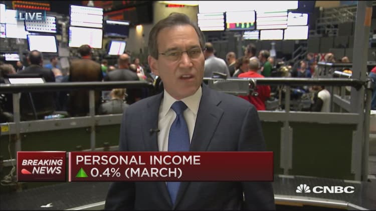 Personal income up 0.4% in March