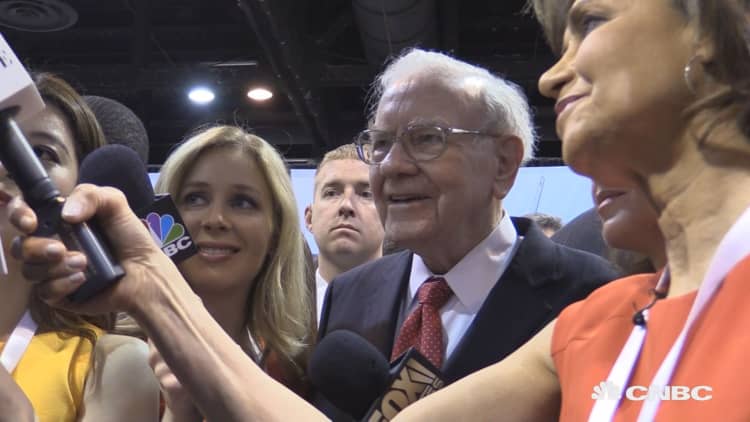 Warren Buffett gives a toss at Berhshire Hathaway annual meeting