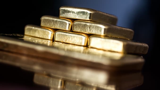 Doscientos cincuenta gramos de lingotes de oro se apilan en esta fotografía organizada en Solar Capital Gold Zrt.  En Budapest, Hungría.