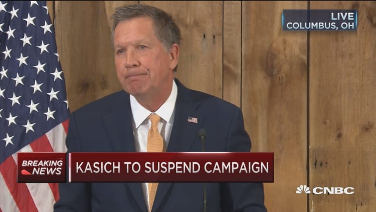 Kasich officially suspends campaign
