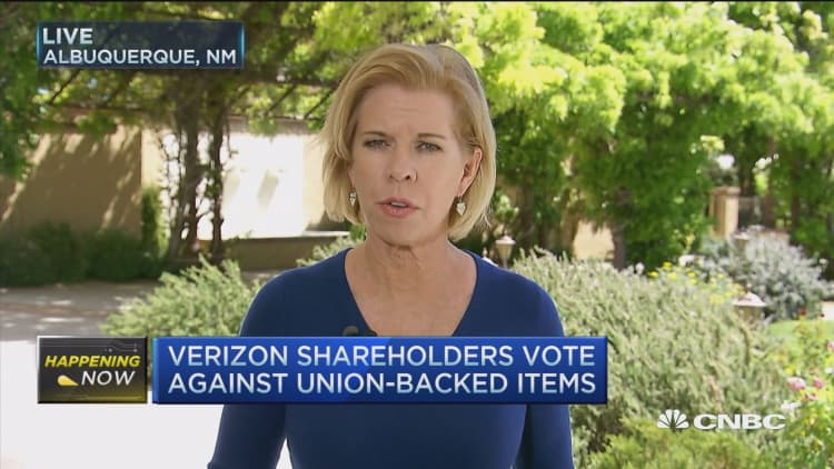 Verizon workers strike outside shareholder meeting