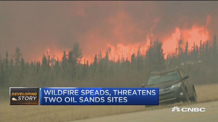 Canadian wildfire spreads, 88,000 people evacuated
