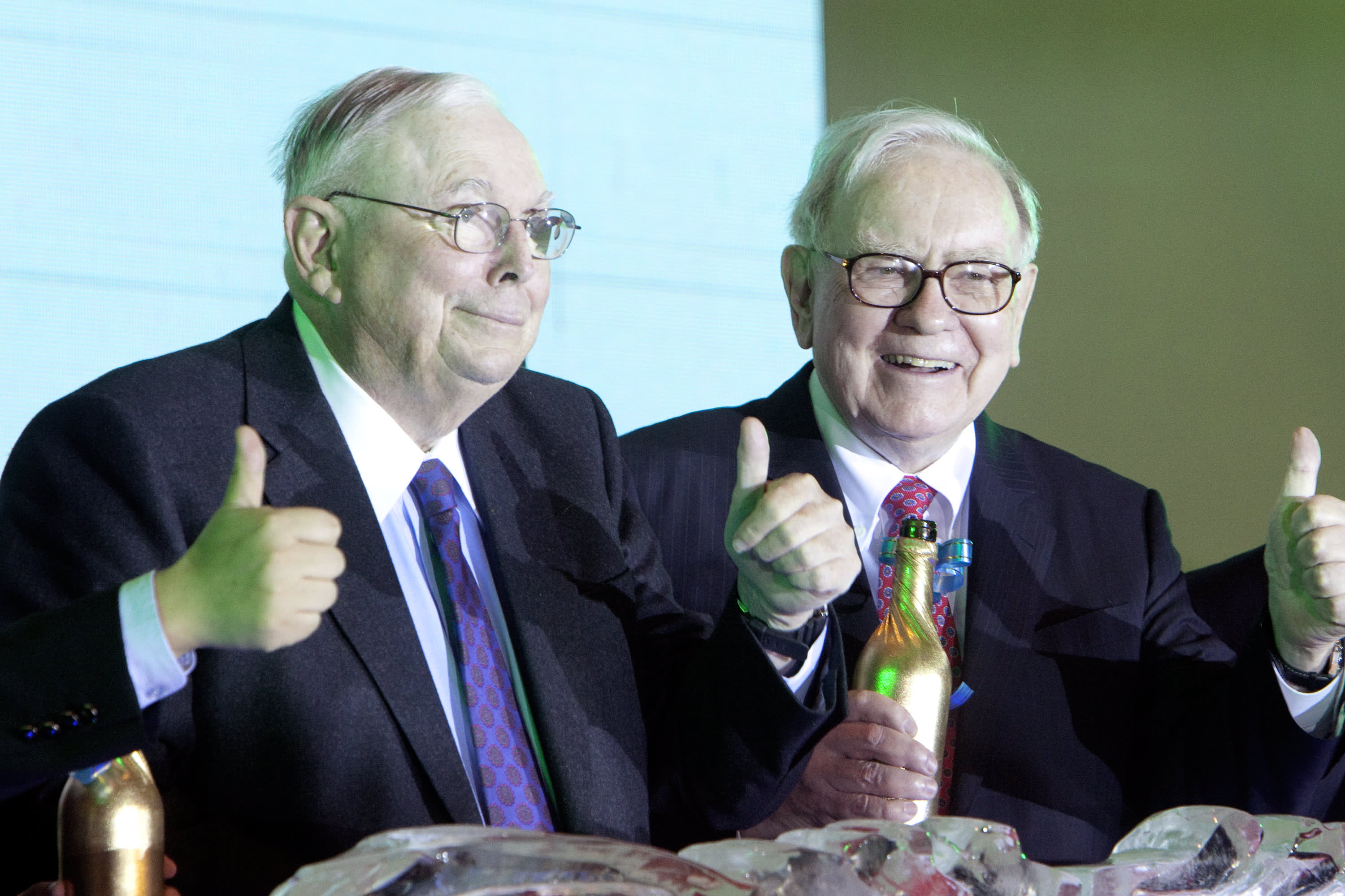 Berkshire Hathaway 2017 Meeting Jello Mold Warren Buffett & Charlie Munger Details about   NEW 