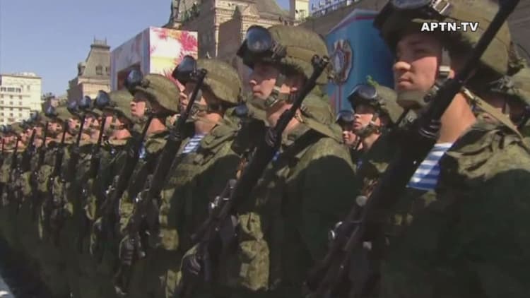 Russia shows off military hardware at parade