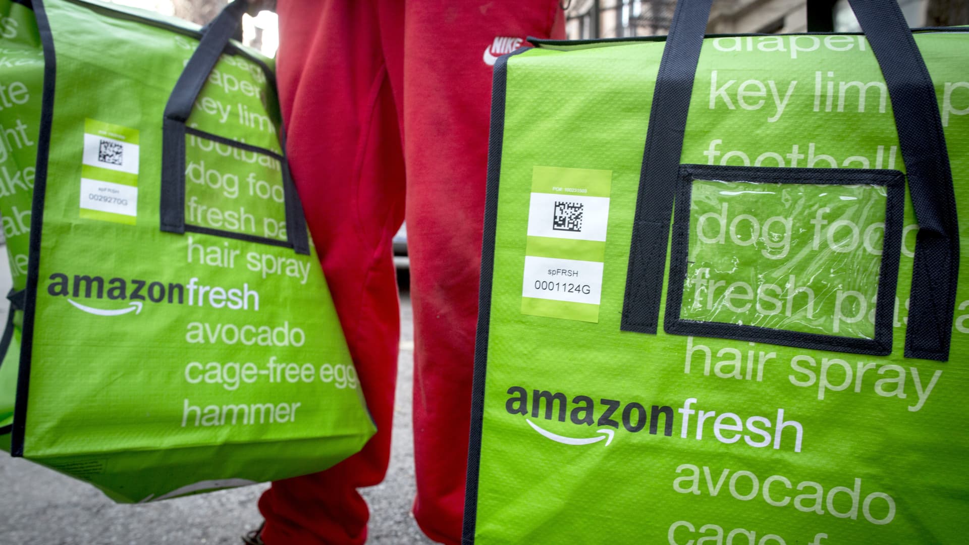 A Amazon cobra uma taxa de entrega para pedidos de mantimentos frescos abaixo de US $ 150